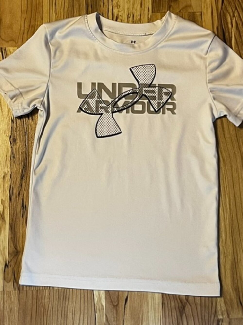 Under Armour UA Shirt Boys light beige cream short sleeve Size 7 athletic